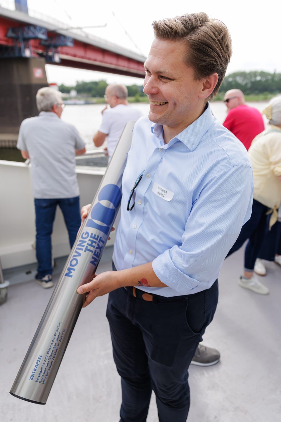 Andreas Bartel hält beim Sommerfest 2026 die verschlossene Zeitkapsel an Deck.